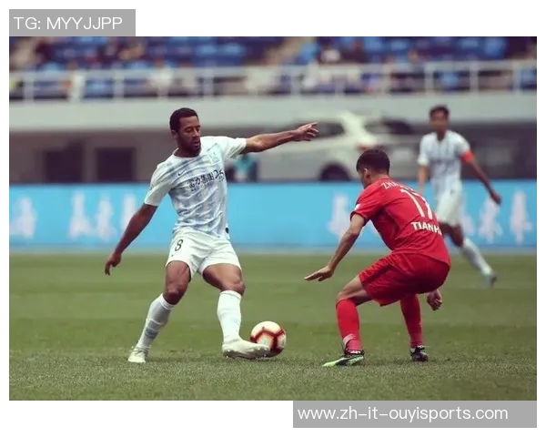 足球之星闪耀赛场精彩瞬间，技术与荣耀的完美融合展现无与伦比的运动魅力